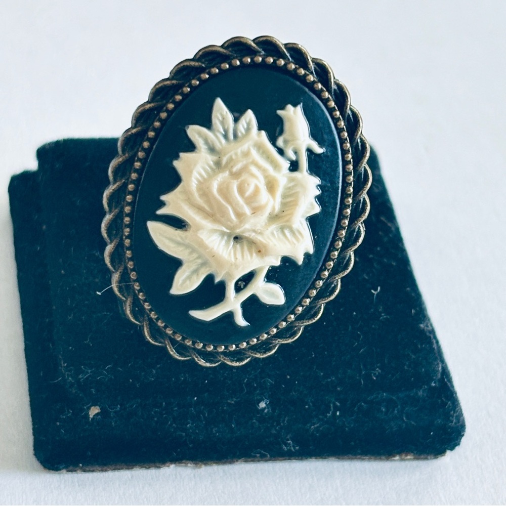 Vintage Style Black and Cream Rose Cameo Ring